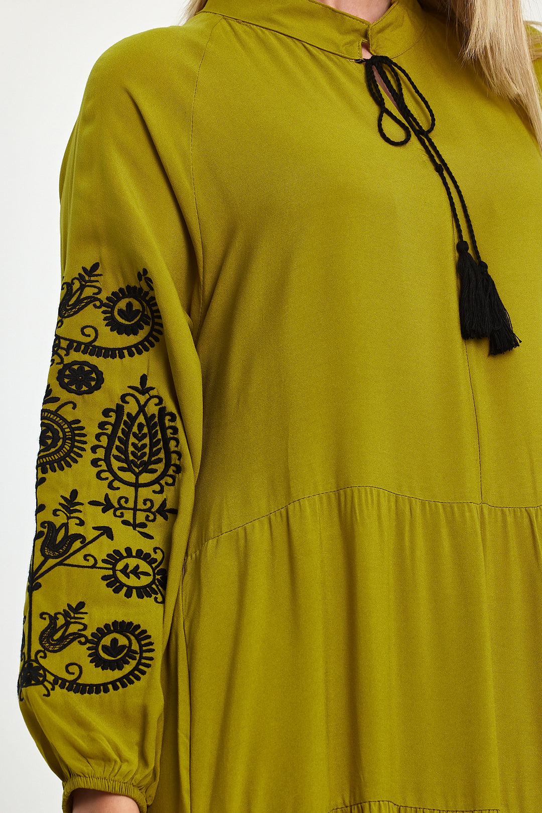 (4P.PACK) Heritage Muse Embroidered Maxi Dress