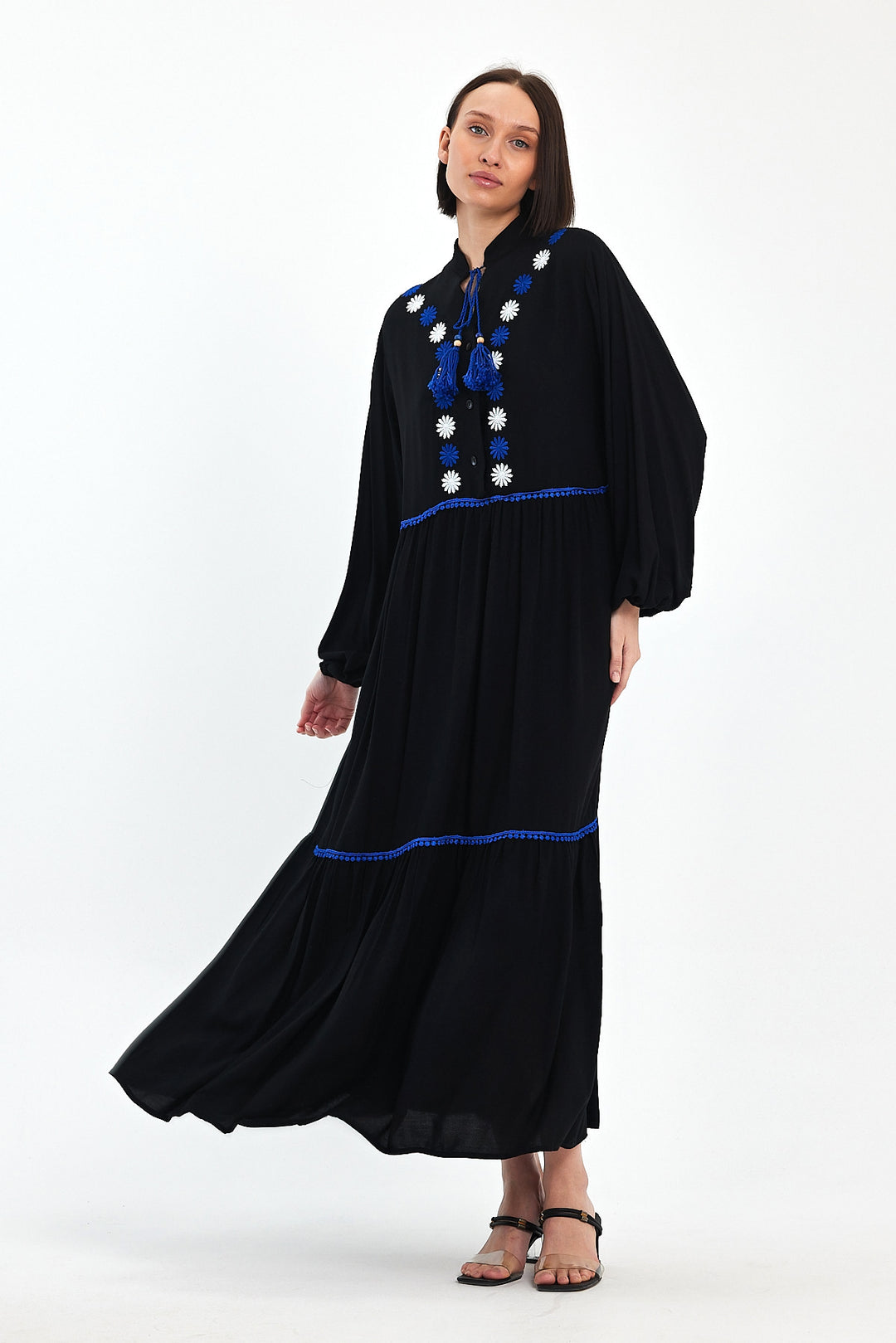 (4P.PACK) Bohemian Daisy Embroidered Maxi Dress