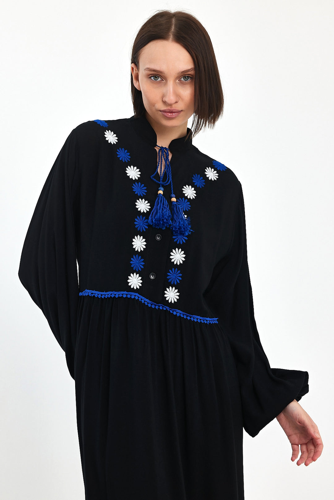 (4P.PACK) Bohemian Daisy Embroidered Maxi Dress