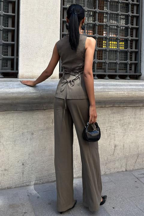 arkasi-bagcikli-yelek-plazza-pantolon--28d283